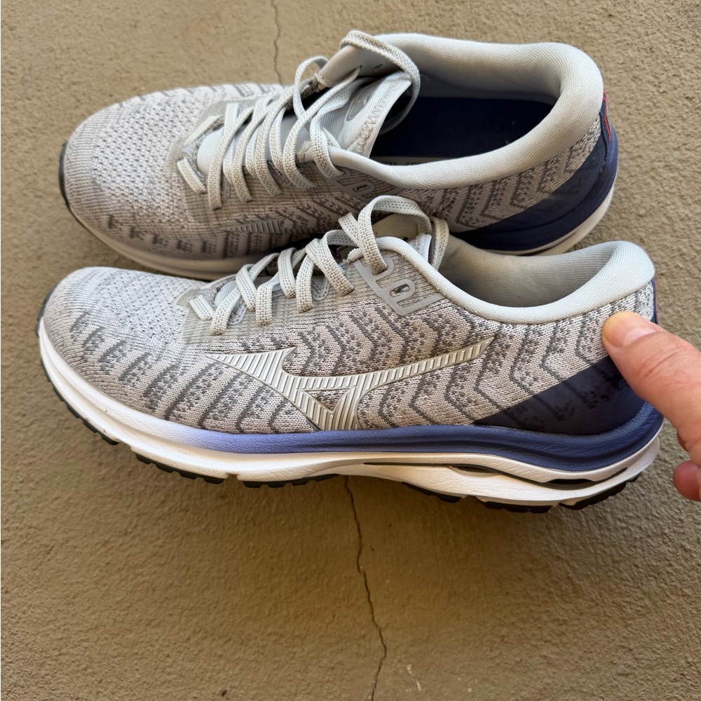 mizuno wave rider women's size 9.5 Excellent Condition!